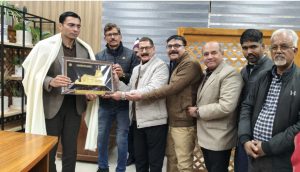 डीएम को उत्कृष्ट सेवा कार्यों के लिए जर्नलिस्ट यूनियन ने किया सम्मानित