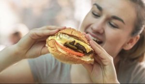 गलत खान-पान बढ़ा रहा कैंसर का खतरा, स्वास्थ्य विशेषज्ञों ने दी लाइफस्टाइल सुधारने की सलाह