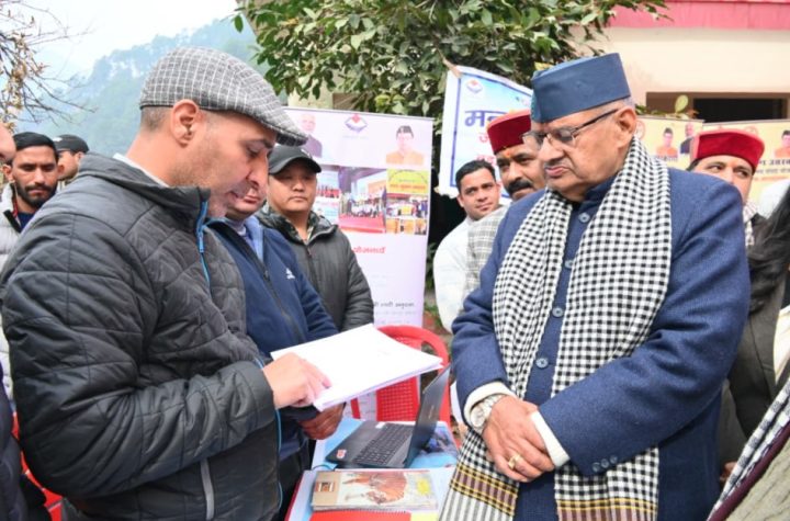 जन-जन की सरकार, जन-जन के द्वार- उत्तरकाशी में कैबिनेट मंत्री गणेश जोशी ने सुनीं जन समस्याएं