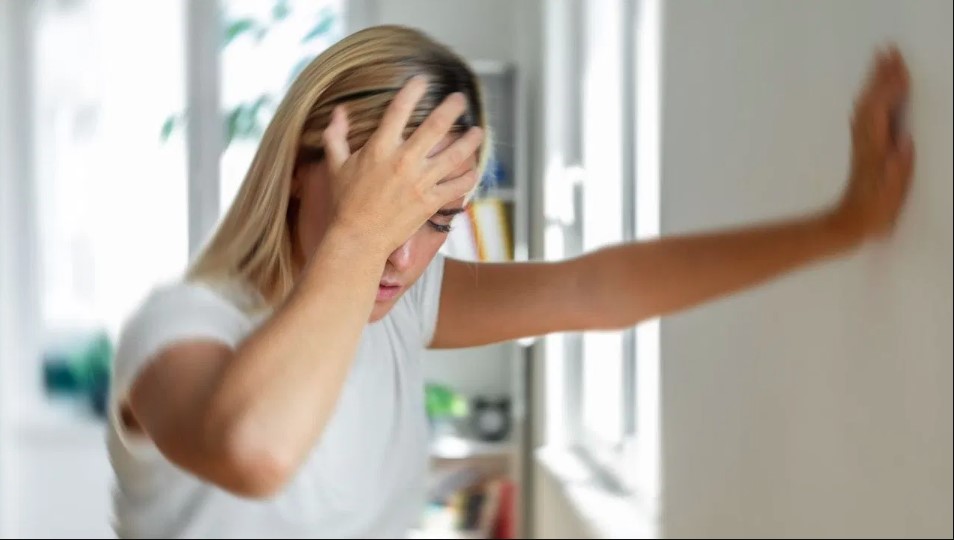 अचानक खड़े होते ही चक्कर आना? यह कमजोरी नहीं, हो सकता है किसी गंभीर बीमारी का संकेत