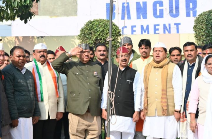 कैबिनेट मंत्री गणेश जोशी ने 77वें गणतंत्र दिवस के अवसर पर भाजपा जिला कार्यालय में फहराया तिरंगा 