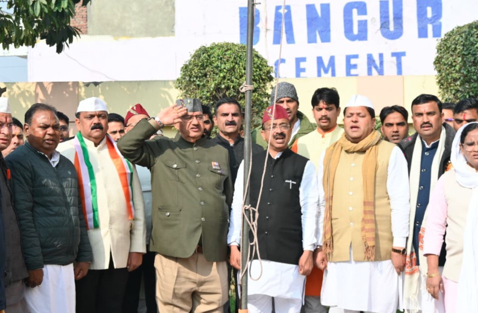 कैबिनेट मंत्री गणेश जोशी ने 77वें गणतंत्र दिवस के अवसर पर भाजपा जिला कार्यालय में फहराया तिरंगा 