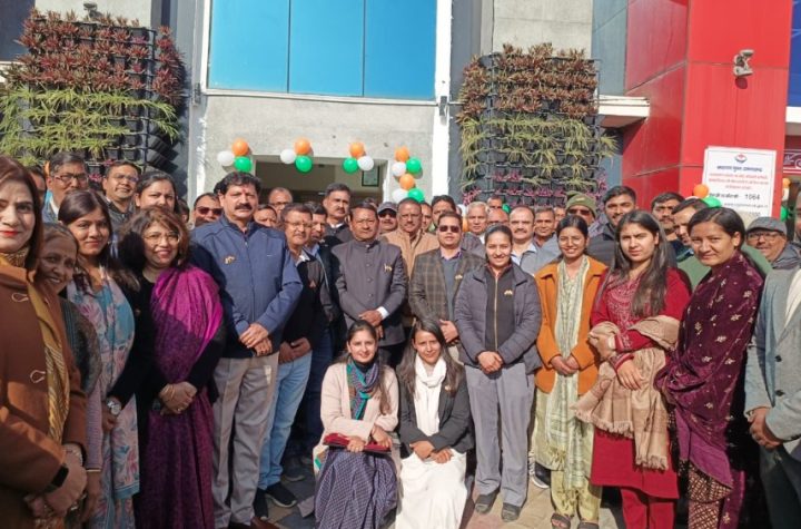 गणतंत्र दिवस पर एमडीडीए कार्यालय में हुआ ध्वजारोहण, उत्कृष्ट कार्य करने वाले 6 कर्मचारी सम्मानित