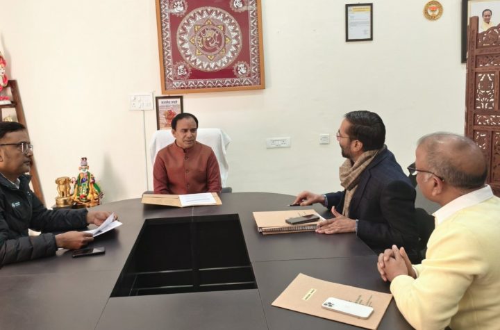 डॉ. धन सिंह रावत ने नाबार्ड अधिकारियों के साथ की समीक्षा बैठक