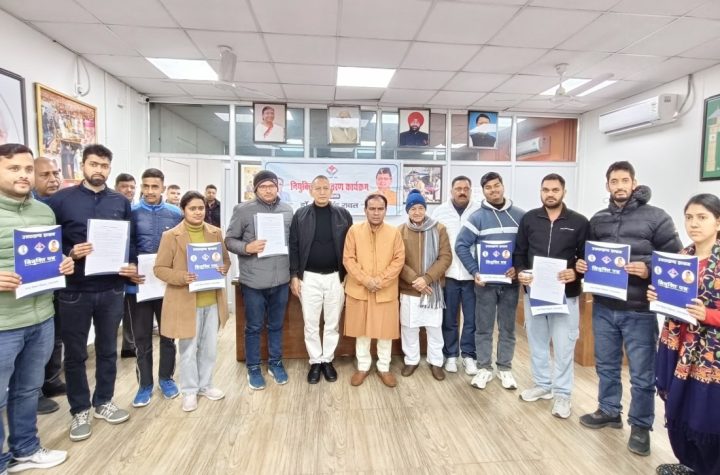 कैबिनेट मंत्री डॉ. धन सिंह रावत ने 14 प्रयोगशाला सहायकों को सौंपे नियुक्ति पत्र