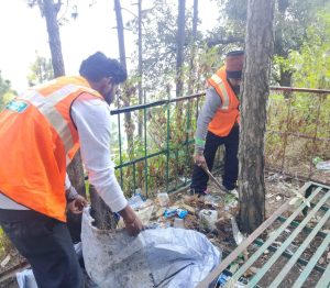 जिलाधिकारी के निर्देशन में कंडोलिया मंदिर परिसर में चला स्वच्छता अभियान