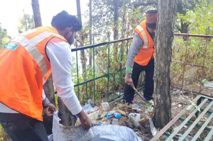 जिलाधिकारी के निर्देशन में कंडोलिया मंदिर परिसर में चला स्वच्छता अभियान