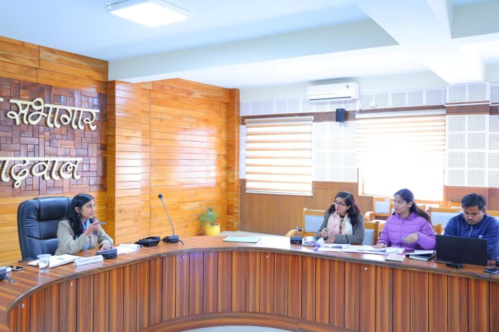 शहरों को बेहतर बनाने की साझा कोशिश, योजनाओं की प्रगति पर जिलाधिकारी द्वारा समीक्षा बैठक