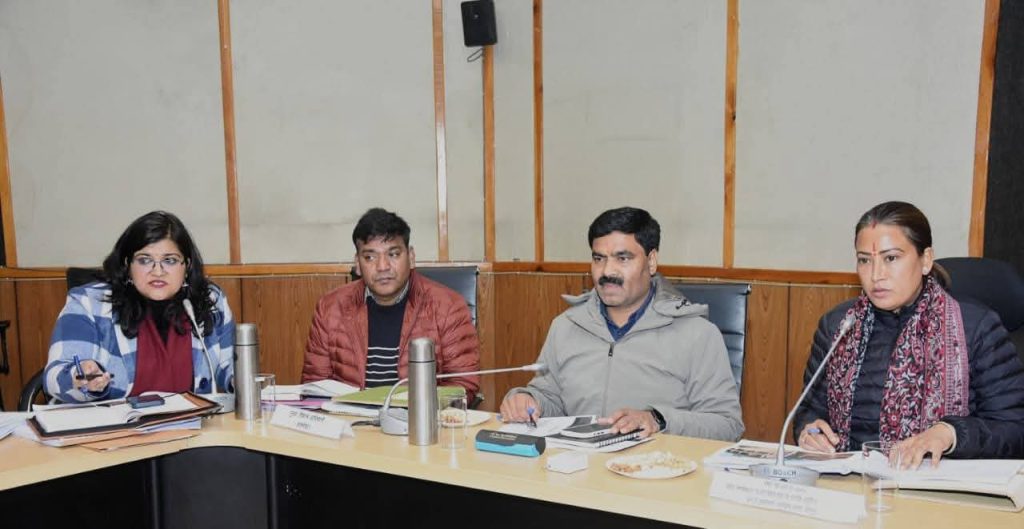 सभी योजनाओं को तेजी से पूरा करें : आर्य