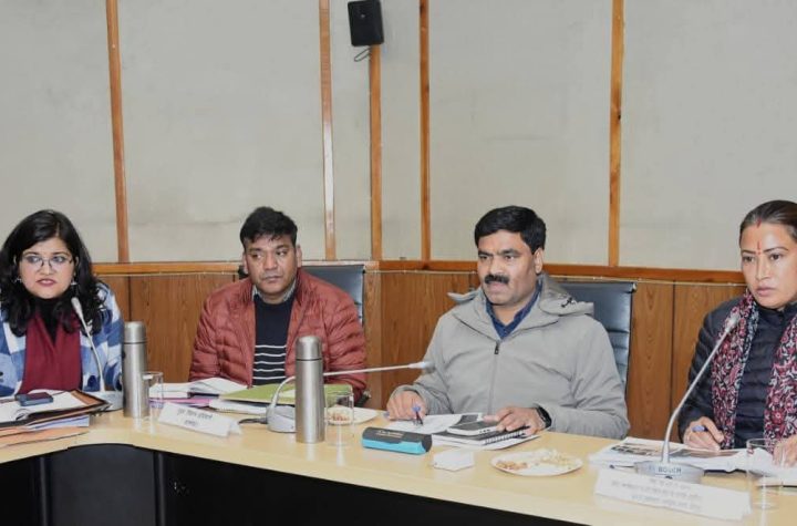 सभी योजनाओं को तेजी से पूरा करें : आर्य