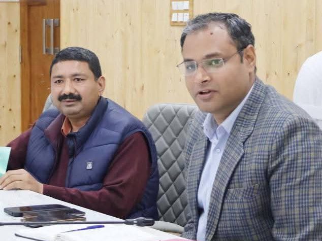 डीएम ने ली समीक्षा बैठक