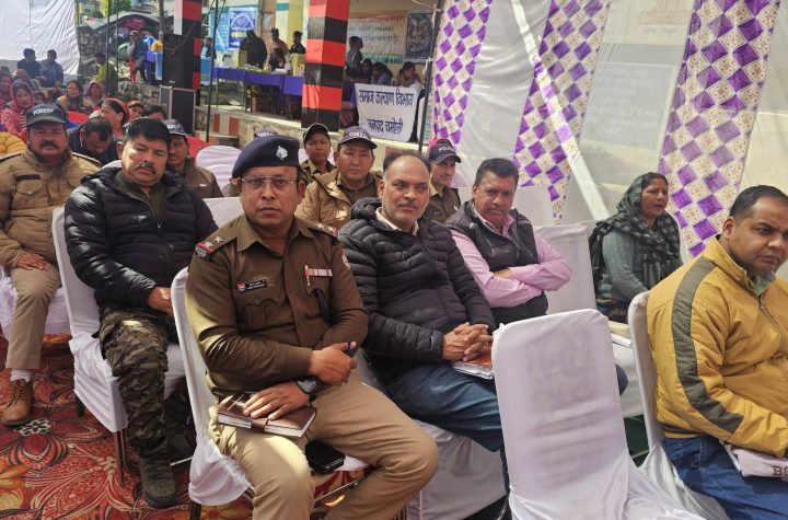 ग्रामीणों की शिकायतों का निराकरण किया