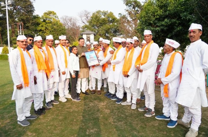 मुख्यमंत्री से मिला होल्यारों का प्रतिनिधिमंडल