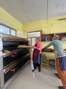 पौड़ी की महिलाओं की बेकरी यूनिट, पहाड़ी अनाज से बने उत्पाद विदेशों तक पहुंचे