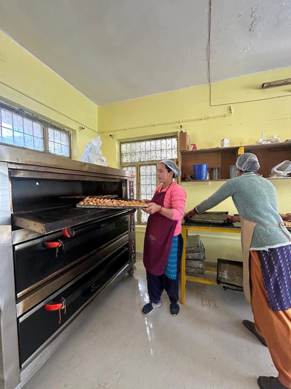 पौड़ी की महिलाओं की बेकरी यूनिट, पहाड़ी अनाज से बने उत्पाद विदेशों तक पहुंचे