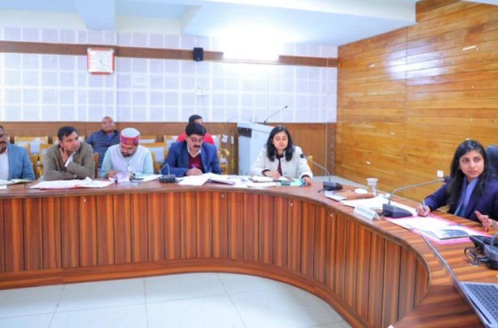 जिलाधिकारी ने ली जल जीवन मिशन की समीक्षा बैठक, पेयजल से जुड़ी शिकायतों पर रहा फोकस