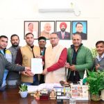 सैनिक कल्याण मंत्री गणेश जोशी से उपनल कर्मचारी महासंघ के पदाधिकारियों ने की भेंट