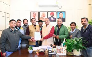 सैनिक कल्याण मंत्री गणेश जोशी से उपनल कर्मचारी महासंघ के पदाधिकारियों ने की भेंट