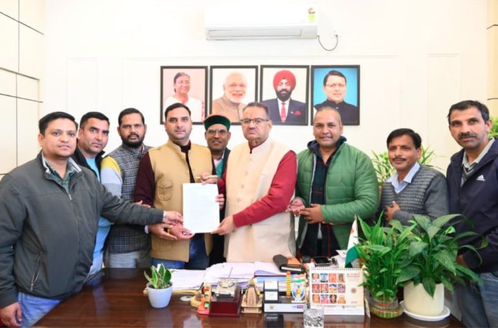 सैनिक कल्याण मंत्री गणेश जोशी से उपनल कर्मचारी महासंघ के पदाधिकारियों ने की भेंट