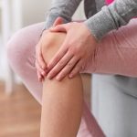 क्या आपके जोड़ों में भी है सूजन और असहनीय दर्द? शरीर में यूरिक एसिड का बढ़ना हो सकता है वजह