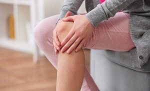 क्या आपके जोड़ों में भी है सूजन और असहनीय दर्द? शरीर में यूरिक एसिड का बढ़ना हो सकता है वजह