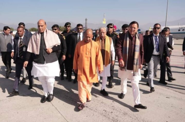 रक्षा मंत्री राजनाथ सिंह, केंद्रीय मंत्री मनोहर लाल खट्टर और यूपी के मुख्यमंत्री योगी आदित्यनाथ पहुंचे देहरादून
