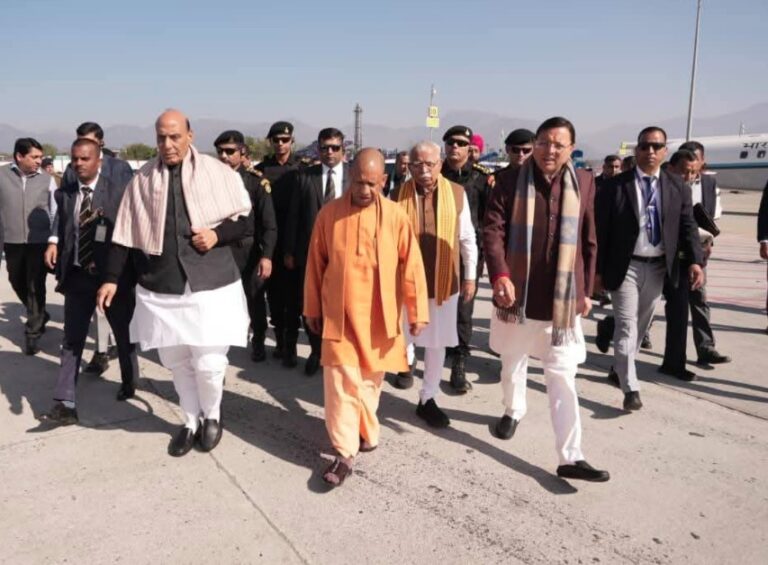 रक्षा मंत्री राजनाथ सिंह, केंद्रीय मंत्री मनोहर लाल खट्टर और यूपी के मुख्यमंत्री योगी आदित्यनाथ पहुंचे देहरादून