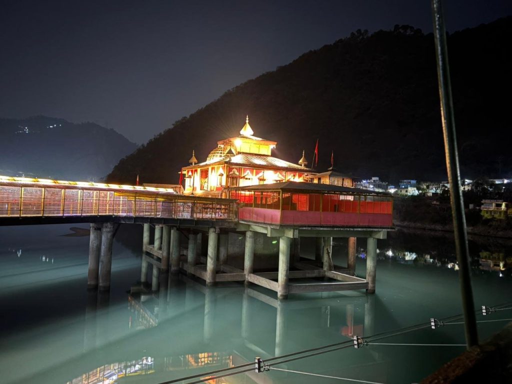 चारधाम यात्रा से पूर्व धारी देवी मंदिर परिसर में आधुनिक वॉल वॉशर लाइटिंग व्यवस्था स्थापित