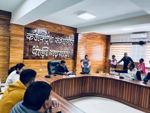 अधिकारियों के सामने लोगों ने रखीं समस्याएं