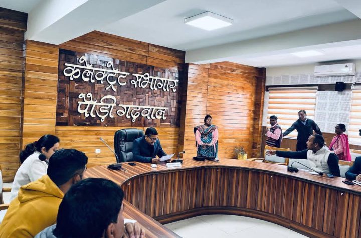 अधिकारियों के सामने लोगों ने रखीं समस्याएं