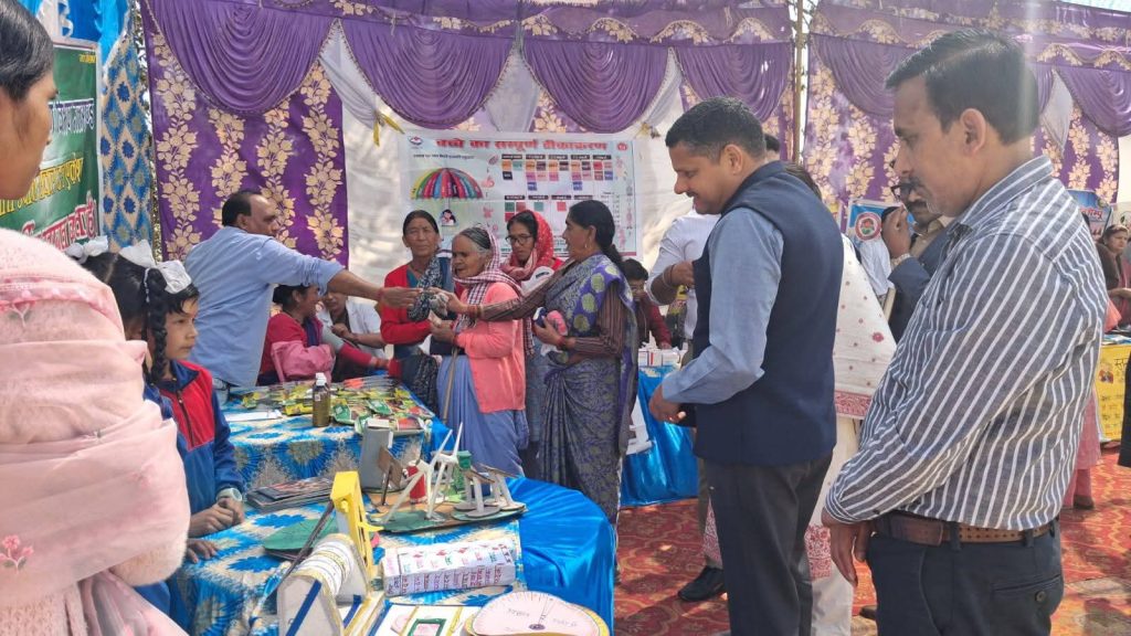 अधिकारियों ने बहुउद्देशीय शिविर में सुनी ग्रामीणों की समस्याएं