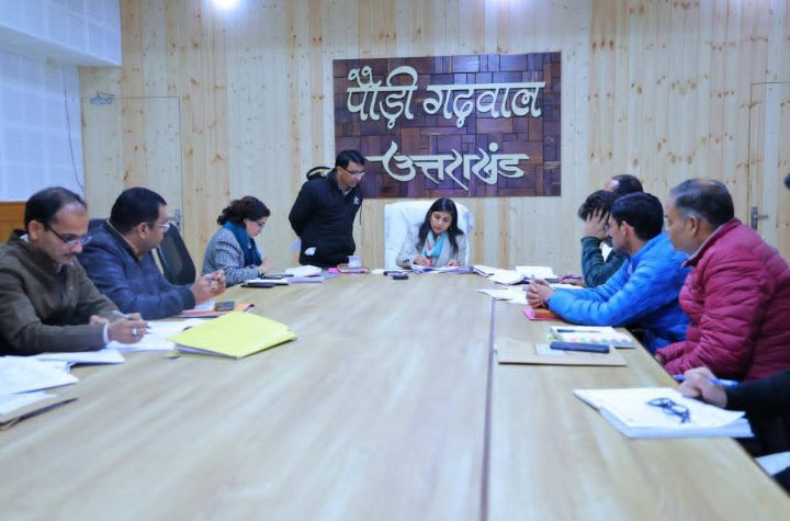 कोटद्वार व मंडाखाल में डॉग शेल्टर निर्माण में तेजी लाने के निर्देश