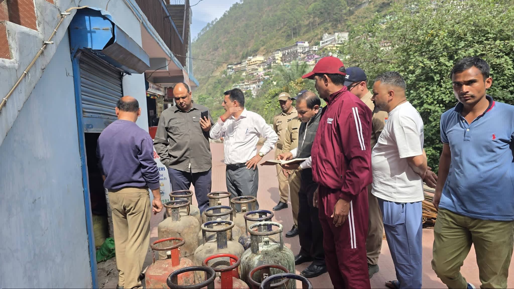 गैस गोदाम का निरीक्षण किया