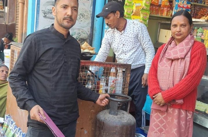 जिलाधिकारी के निर्देशों पर गैस गोदाम, पेट्रोल पंप और दुकानों पर मारे छापे, 127 प्रतिष्ठानों की जांच