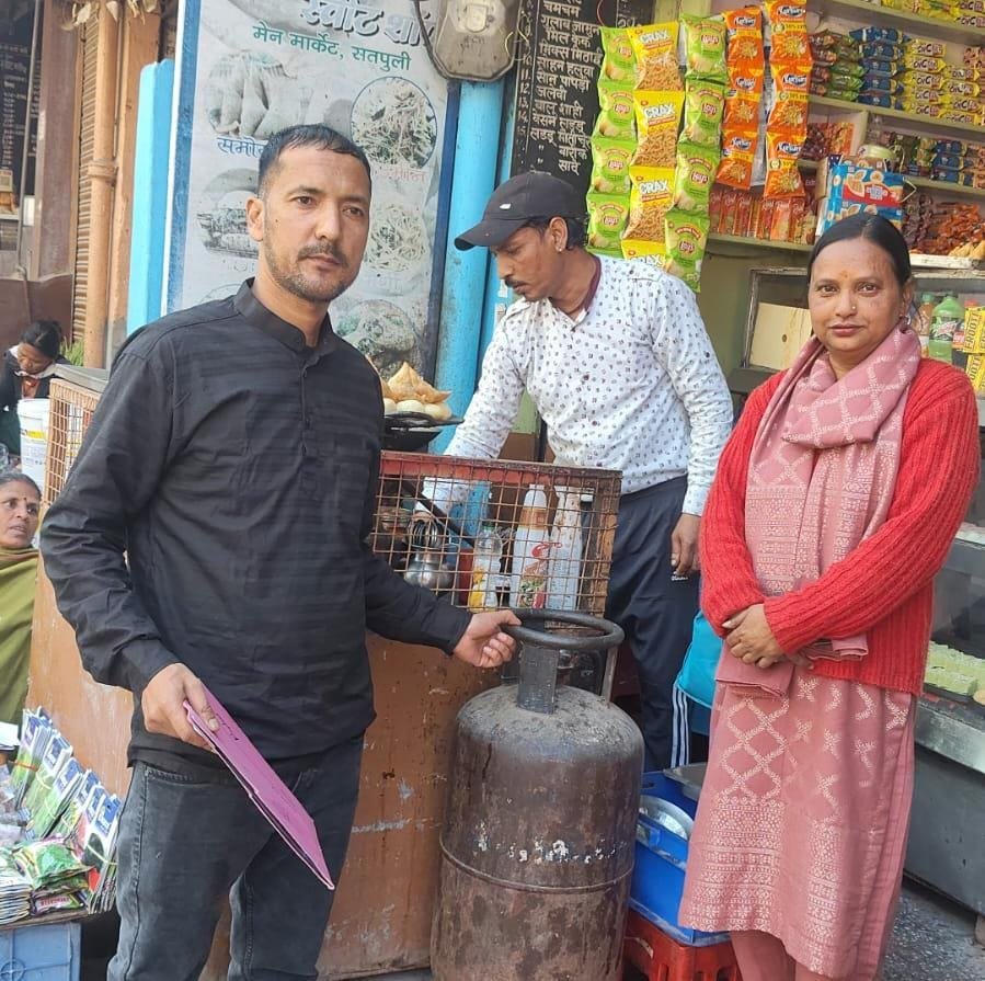 जिलाधिकारी के निर्देशों पर गैस गोदाम, पेट्रोल पंप और दुकानों पर मारे छापे, 127 प्रतिष्ठानों की जांच