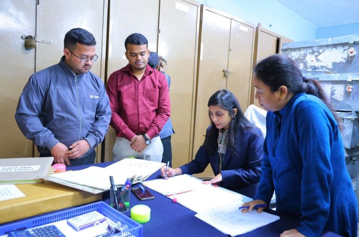 जिलाधिकारी ने कोषागार में किया डबल लॉक कक्ष, अभिलेख, स्टॉक तथा मरम्मत कार्यों का निरीक्षण