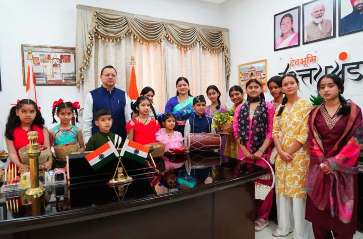 मुख्यमंत्री धामी ने सपरिवार मनाया लोकपर्व फूलदेई, प्रदेशवासियों को दी शुभकामनाएं