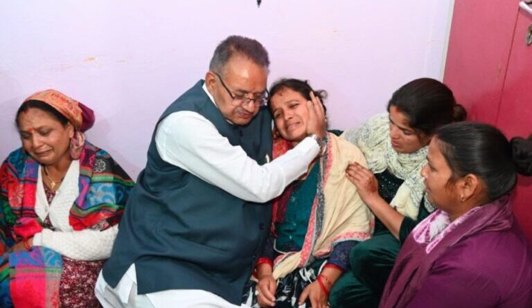 मालदेवता दुर्घटना में मृत युवक के परिजनों से मिले कैबिनेट मंत्री गणेश जोशी