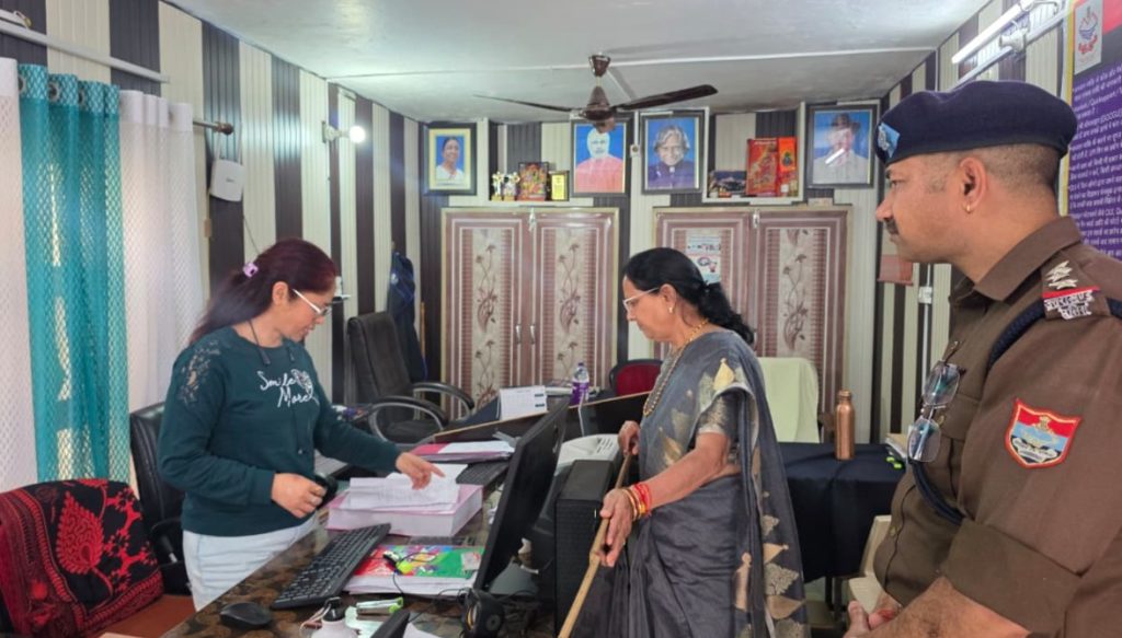 महिला आयोग की अध्यक्ष कुसुम कंडवाल ने महिला हेल्प डेस्क एवं साइबर सेल का किया औचक निरीक्षण