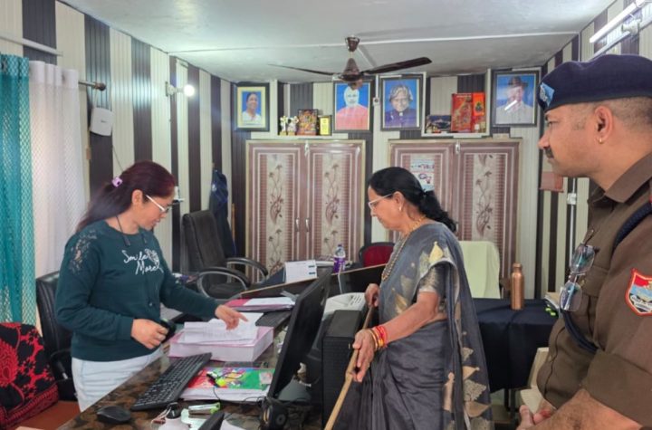 महिला आयोग की अध्यक्ष कुसुम कंडवाल ने महिला हेल्प डेस्क एवं साइबर सेल का किया औचक निरीक्षण