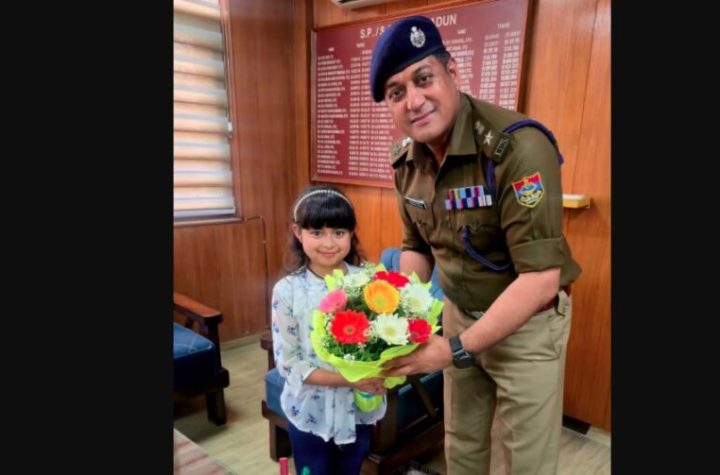 देहरादून एसएसपी से मिलने पहुंची नन्ही बच्ची, फूल देकर जताया पुलिस के प्रति सम्मान