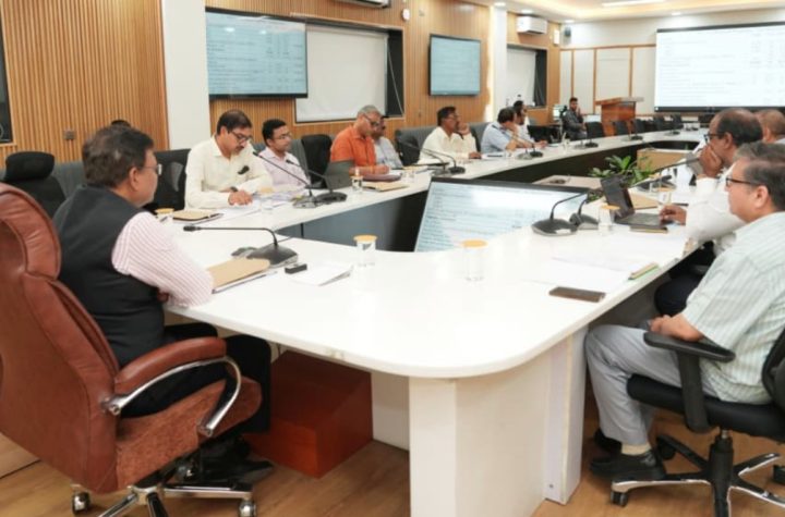 मुख्य सचिव आनन्द बर्द्धन की अध्यक्षता में हुई वन संसाधन प्रबंधन समिति की बैठक