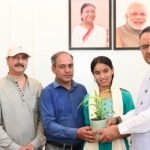 कैबिनेट मंत्री गणेश जोशी ने हाईस्कूल परीक्षा में 15वीं रैंक हासिल करने पर साक्षी को किया सम्मानित