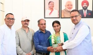 कैबिनेट मंत्री गणेश जोशी ने हाईस्कूल परीक्षा में 15वीं रैंक हासिल करने पर साक्षी को किया सम्मानित