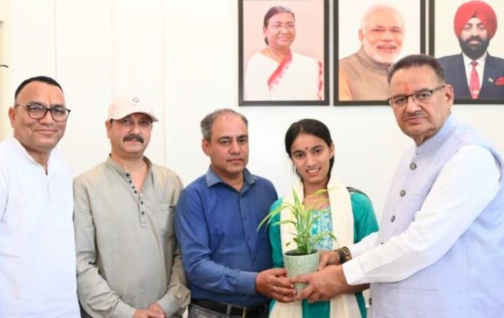 कैबिनेट मंत्री गणेश जोशी ने हाईस्कूल परीक्षा में 15वीं रैंक हासिल करने पर साक्षी को किया सम्मानित