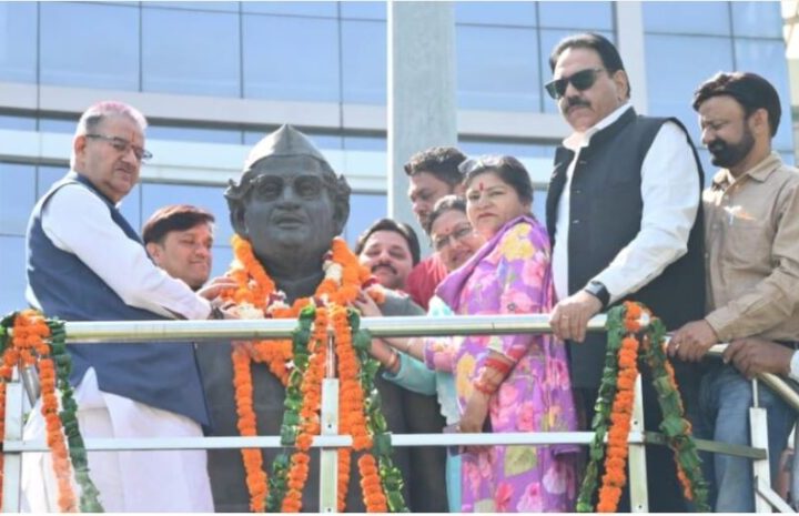 कैबिनेट मंत्री गणेश जोशी ने हेमवती नंदन बहुगुणा की प्रतिमा पर माल्यार्पण कर दी उन्हें श्रद्धांजलि 