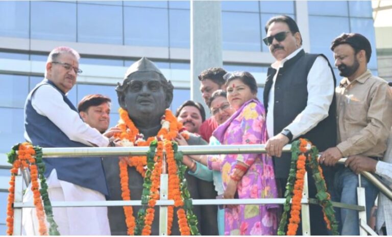 कैबिनेट मंत्री गणेश जोशी ने हेमवती नंदन बहुगुणा की प्रतिमा पर माल्यार्पण कर दी उन्हें श्रद्धांजलि 