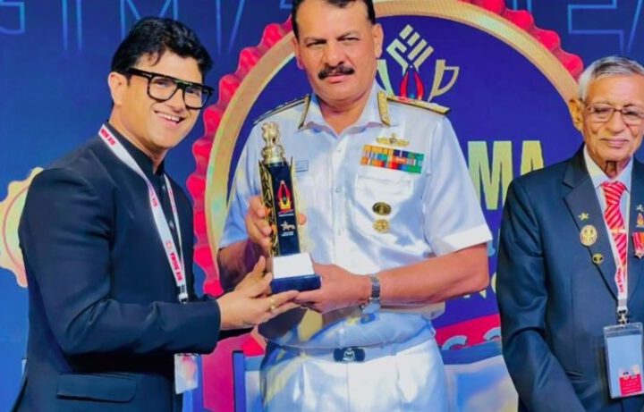 नौसेना प्रमुख एडमिरल दिनेश के. त्रिपाठी ने शिक्षाविद ललित मोहन जोशी को किया सम्मानित