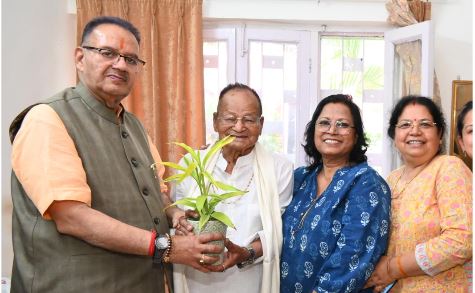 मंत्री गणेश जोशी ने रिटायर्ड हवलदार उदय सिंह थापा को दी 100वें जन्मदिवस की शुभकामनाएं