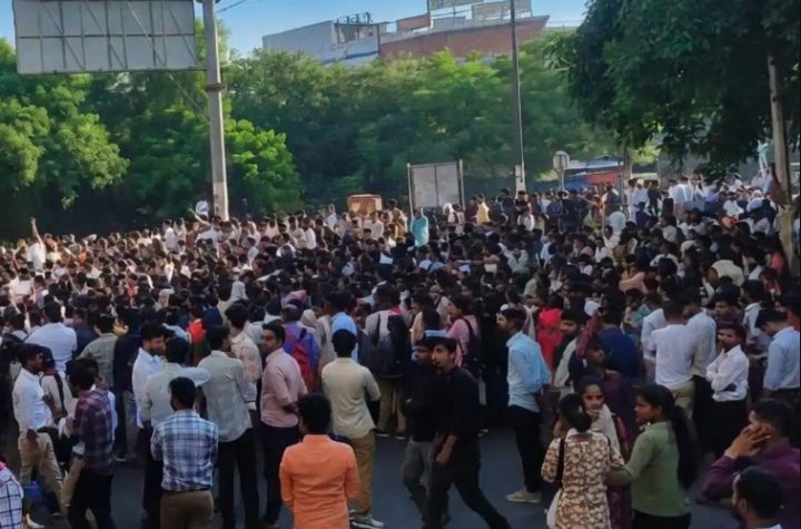 नोएडा में कर्मचारियों का हिंसक प्रदर्शन, गाड़ियों में की तोड़फोड़